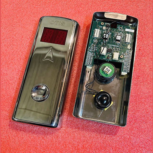 Вызывной пост однокнопочный полированный с индикацией (плата HPI15 FAA23600AB1) Otis