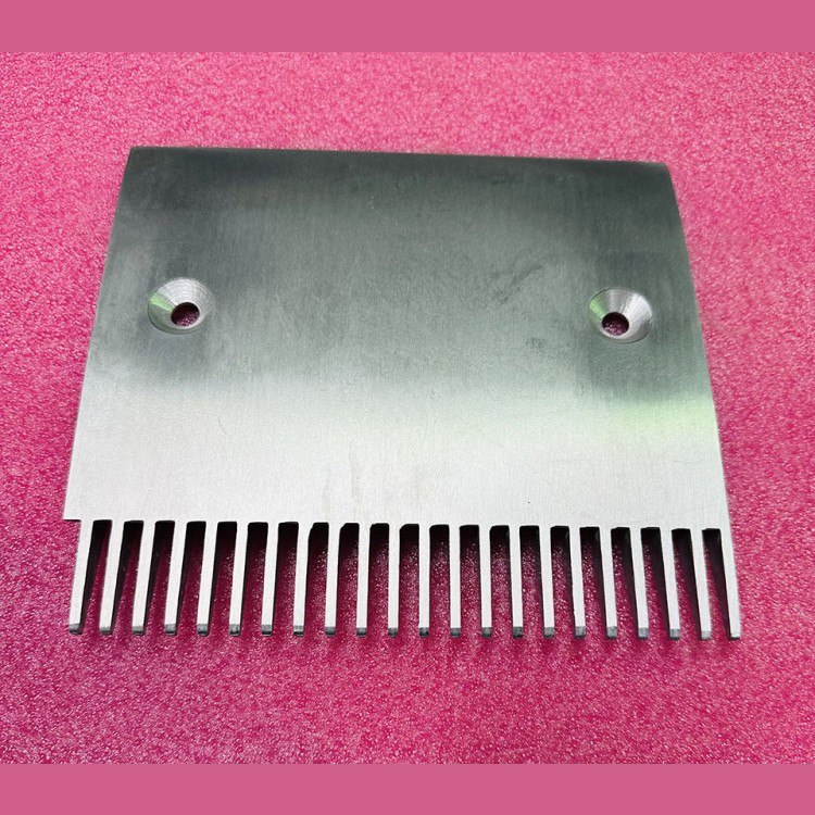 Гребенка центральная правая 22 зуба траволатора 9500 199,4х181,36 50644839 Schindler