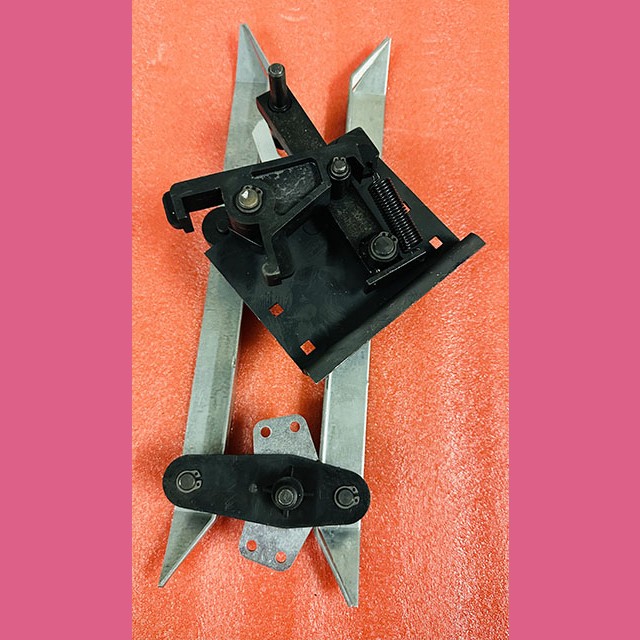 Отводка двери кабины лифта центральное открывание 03.01.03.01.700 КМЗ