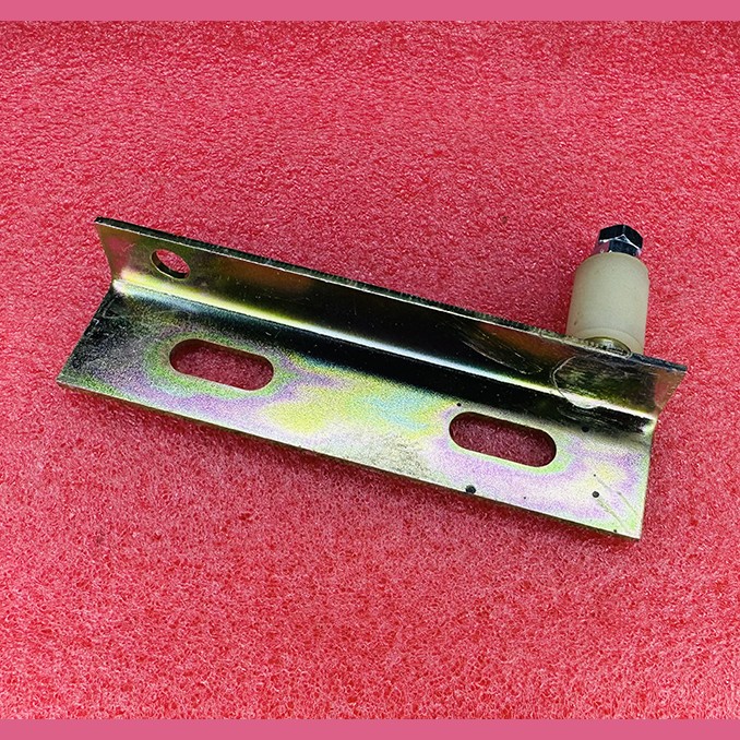 Кронштейн двери больничного лифта нижний левый 053Н.03.10.400А-01 ЩЛЗ