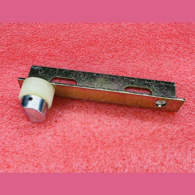 Кронштейн двери больничного лифта верхний левый 053Н.03.10.300А-01 ЩЛЗ