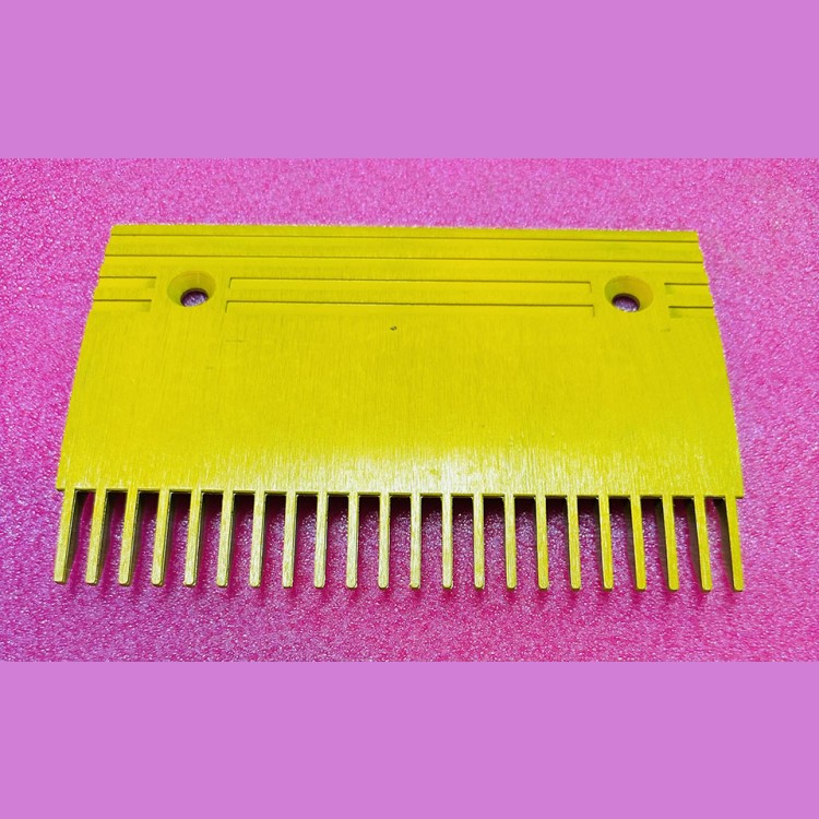 Гребенка эскалатора алюминиевая желтая центральная C TravelMaster KM5130669H02 Kone