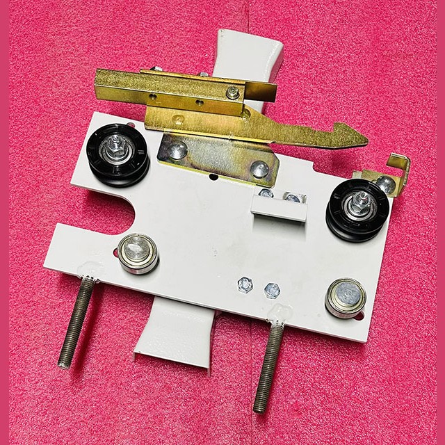 Каретка двери кабины с замком старого образца проем 1200мм правая 0721.03.91.040-01 ЩЛЗ