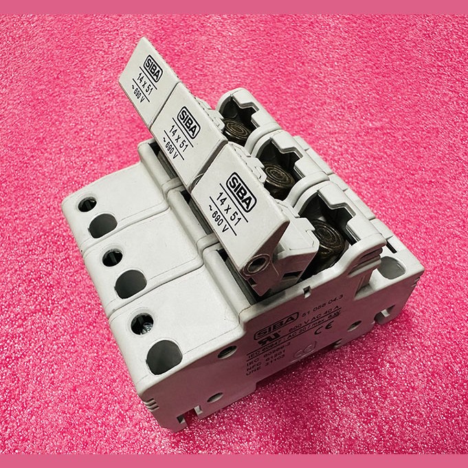 Основание предохранителей трехполюсное 14 X 51 арт.51 058 04.3 SIBA