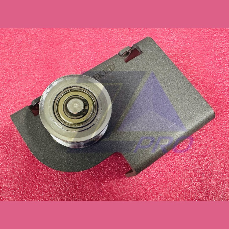 Кронштейн натяжного шкива зубчатого ремня привода дверей кабины ZAA316BEK1