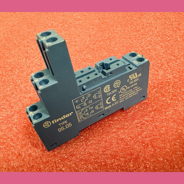 Колодка (розетка с винтовыми клеммами) type 90.05.0SMA Finder