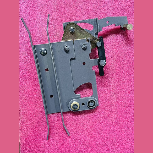 Отводка дверей кабины 0411Е.03.10.060-01 ЩЛЗ