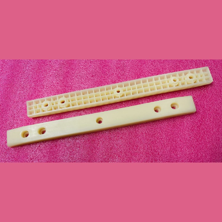 Направляющая ступени пластиковая L=330мм 319852 Schindler