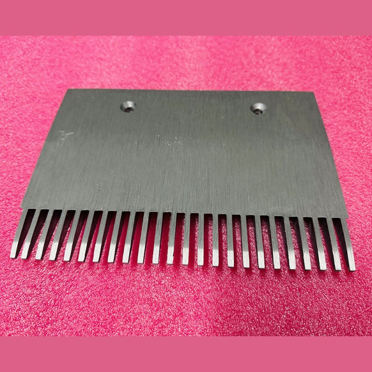 Гребенка центральная 24 зуба траволатора 606NCT 203х150мм GAA453BV1 Otis