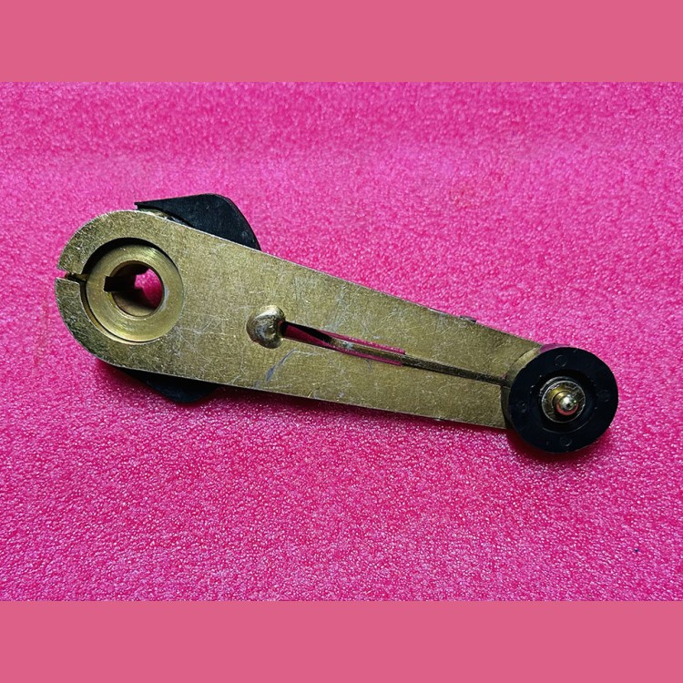 Рычаг привода дверей кабины цилиндр проём 650мм 0412Щ.03.11.020Р ЩЛЗ